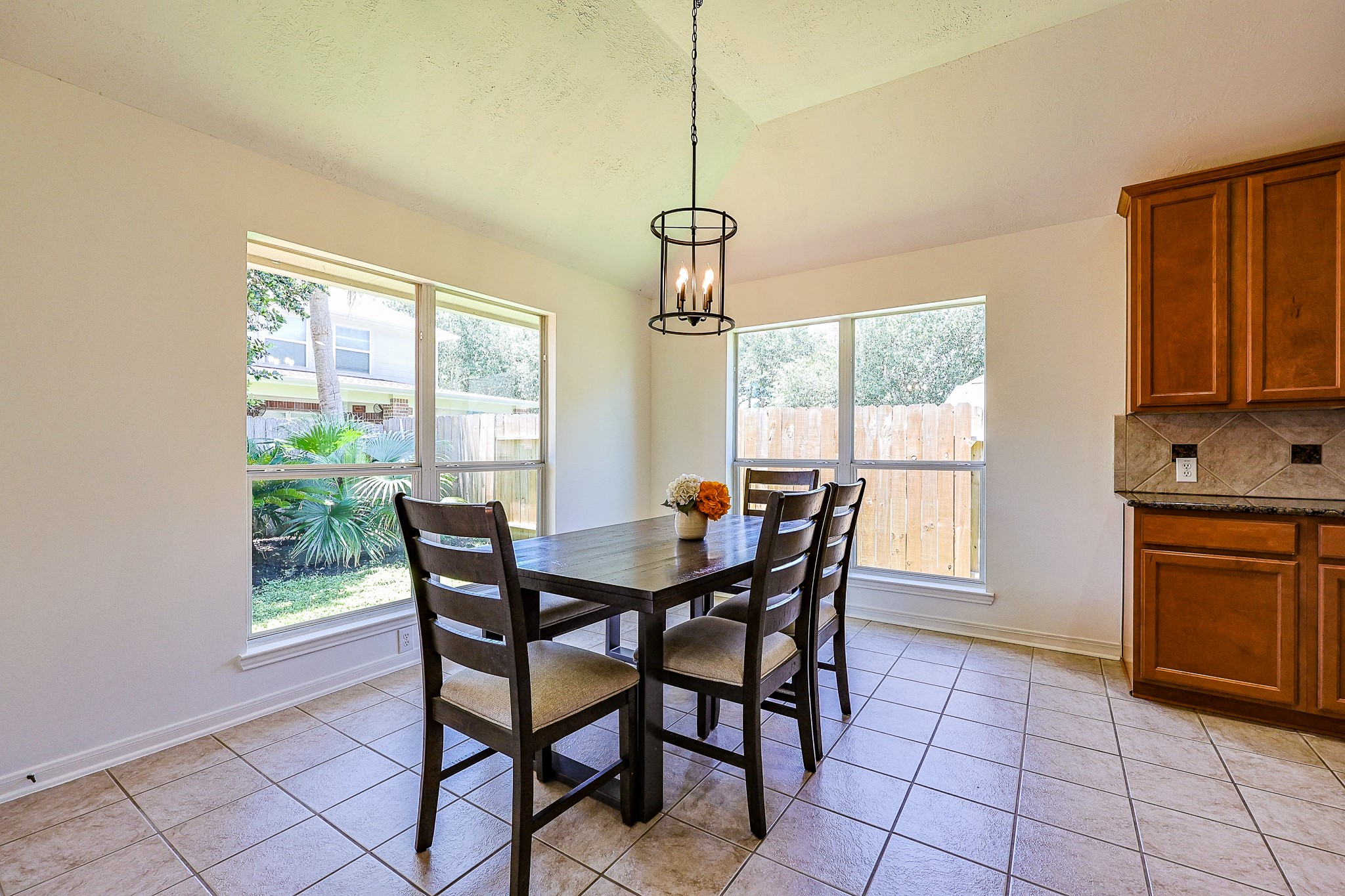 10306 Rudolph Court Missouri City, TX 77459 - Photo 12 of 34 Positioned right off the kitchen, this inviting casual dining space serves as the perfect spot for morning coffee, casual family meals, or weekend brunching.