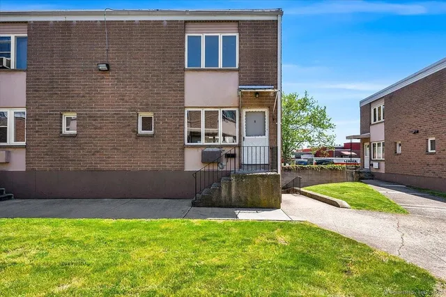 a view of a house with backyard