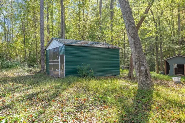 a view of a backyard