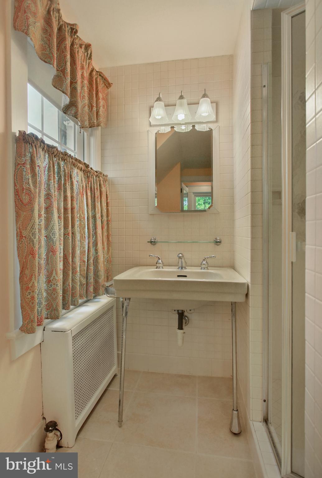 2406 Valley Road Harrisburg, PA 17104 - Photo 19 of 28 Full Master Bathroom