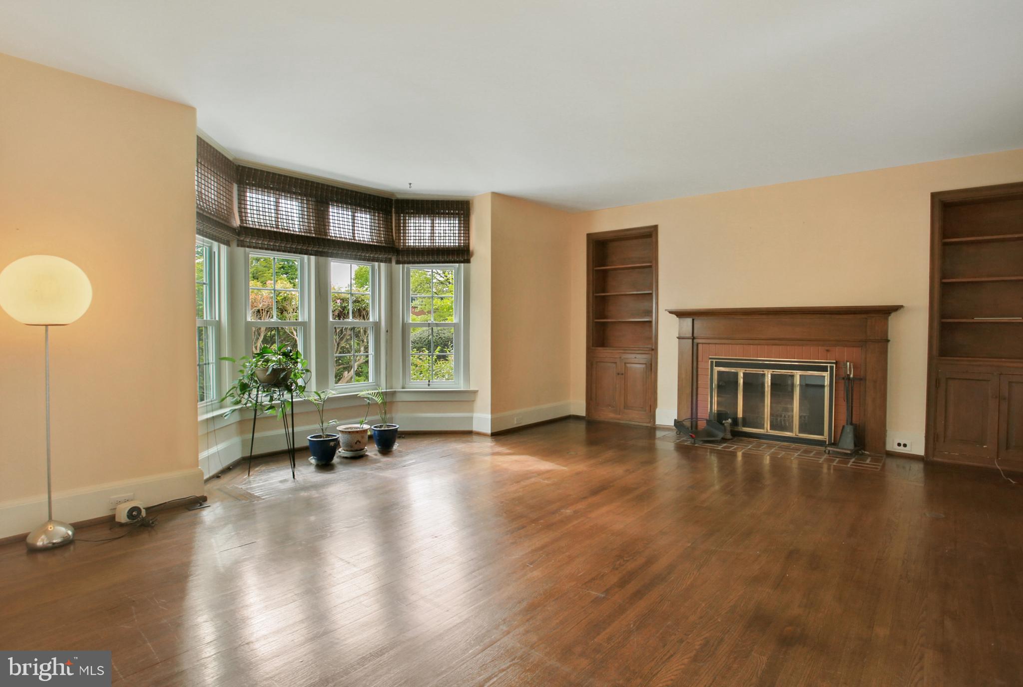 2406 Valley Road Harrisburg, PA 17104 - Photo 7 of 28 Living Room
