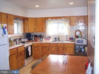 102 Kenmore Road Upper Darby, PA 19082 - Photo 4 of 6