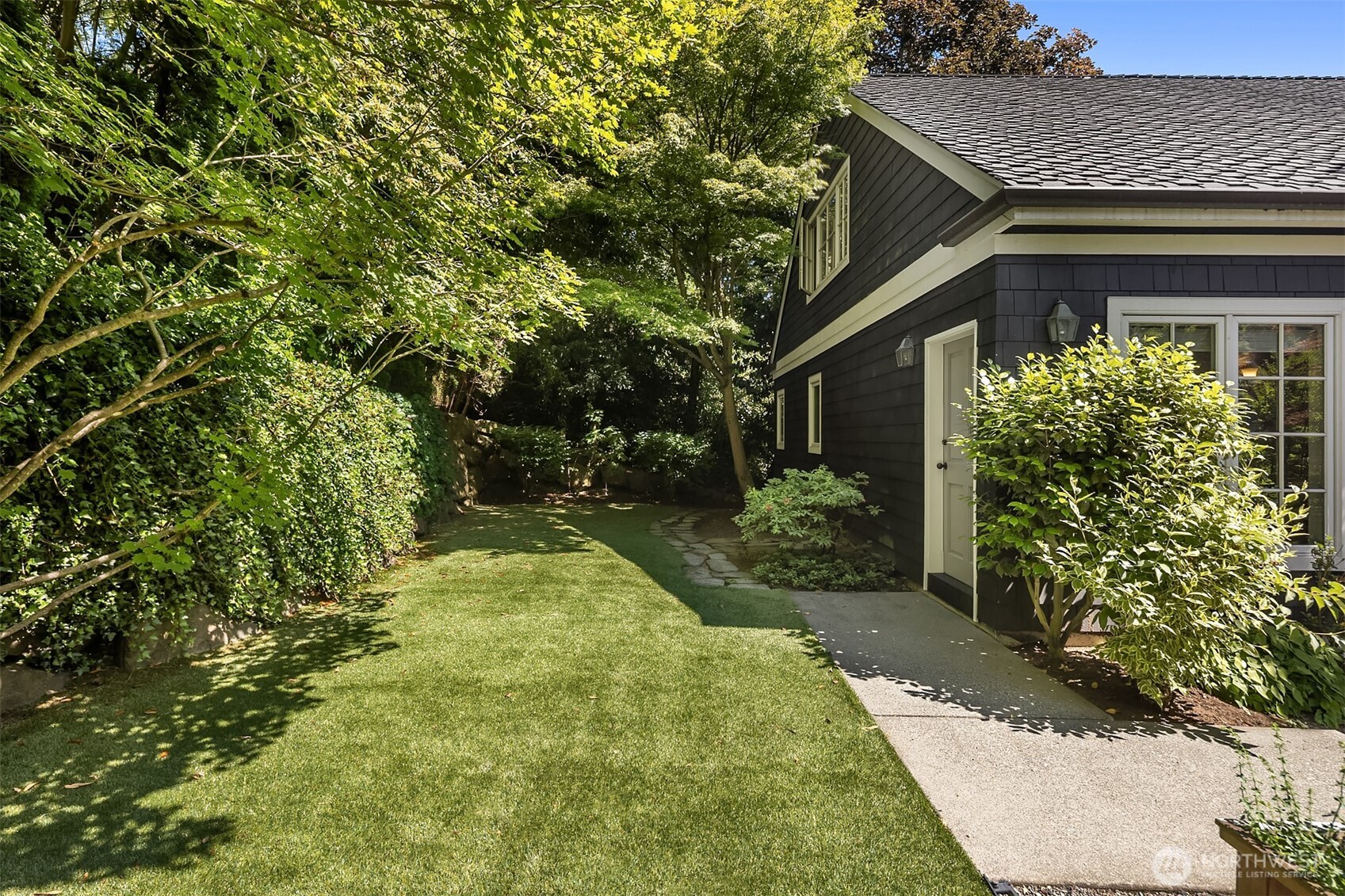5506 Northeast Penrith Road Seattle, WA 98105 - Photo 6 of 40