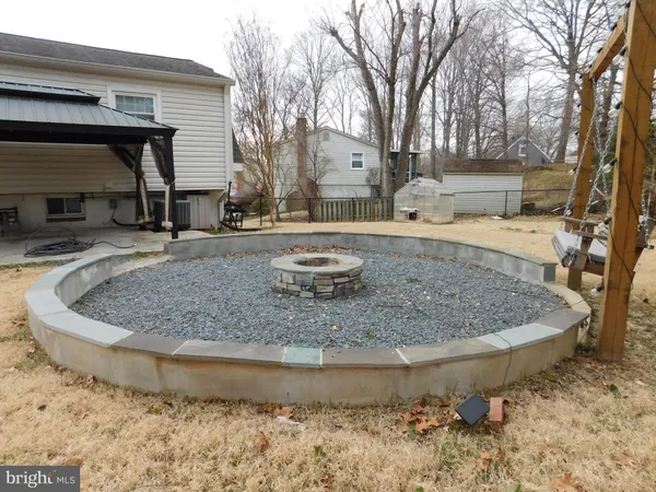 a view of a house with backyard