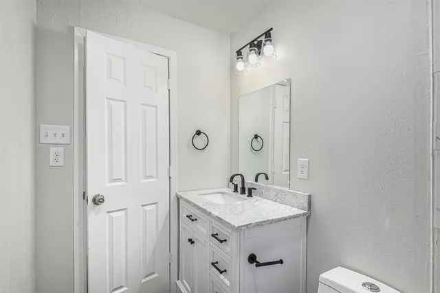 $262,000 | 233 Victoria Avenue, Azle, TX 76020