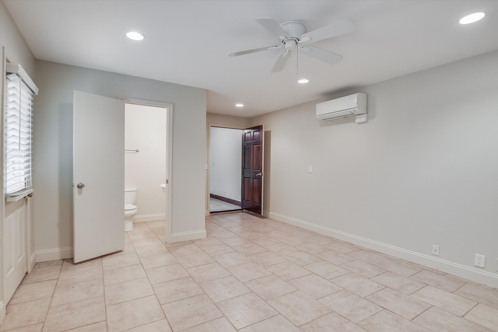 328 Fawnridge Street Georgetown, TX 78628 - Photo 18 of 33 Large bonus room located on main level- could be used as a bedroom, 2nd living or game room etc. Bonus room has a private entrance/exit to the exterior, and an en suite full bathroom.