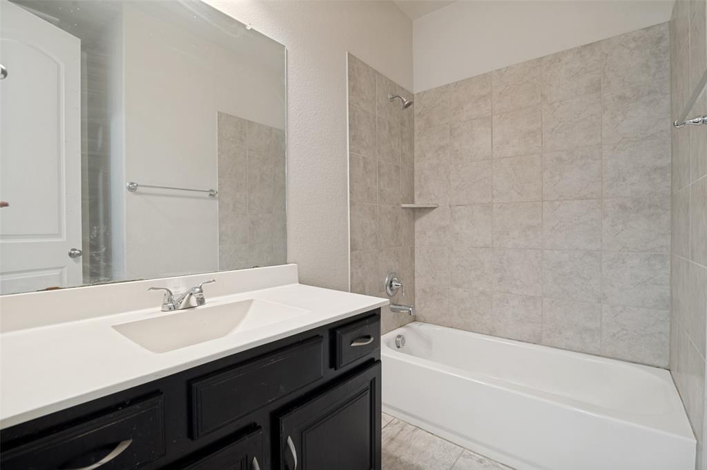 2802 Merlot Circle Rowlett, TX 75088 - Photo 18 of 40 a bathroom with a sink and a bathtub