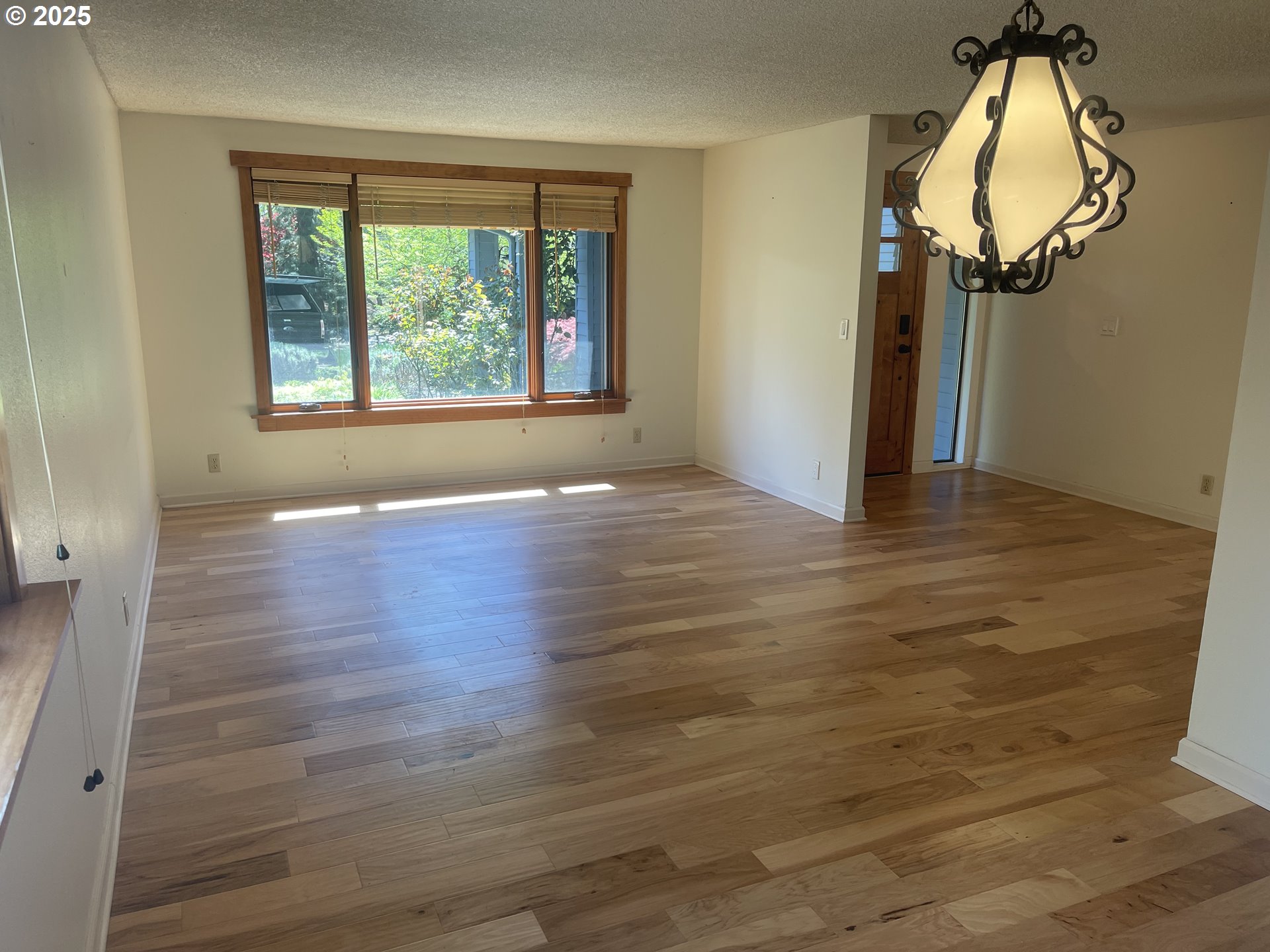 2280 Tabor Street Eugene, OR 97401 - Photo 14 of 47 Living Room