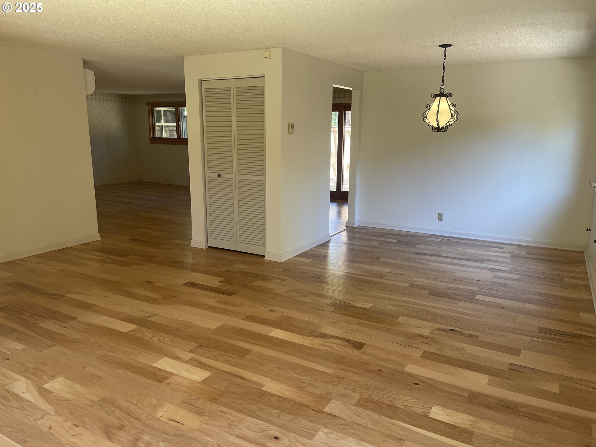 2280 Tabor Street Eugene, OR 97401 - Photo 16 of 47 Living Room/Dining Room