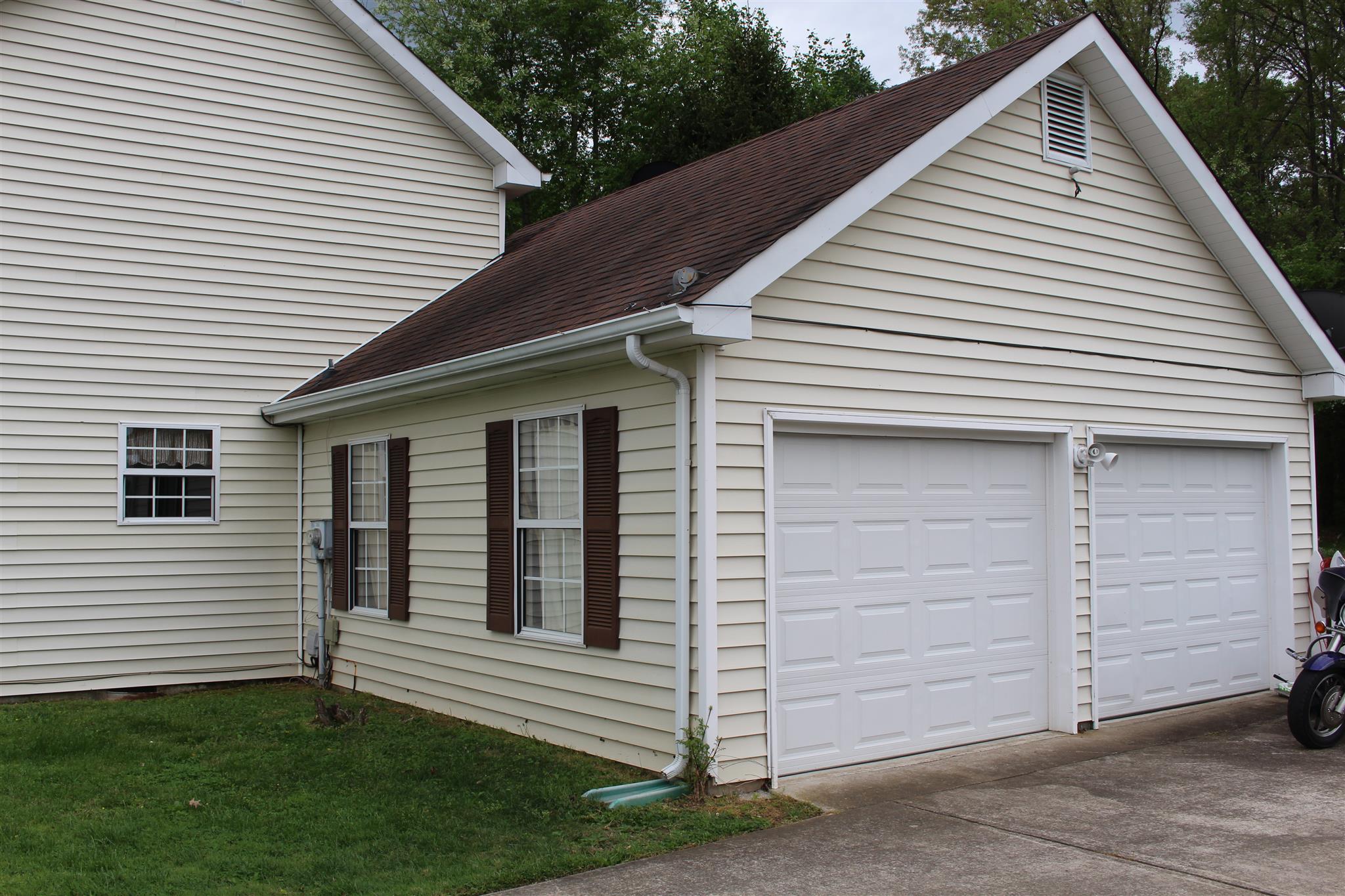 804 Branch Bend Road Clarksville, TN 37040 - Photo 14 of 16 Attached 2 car garage