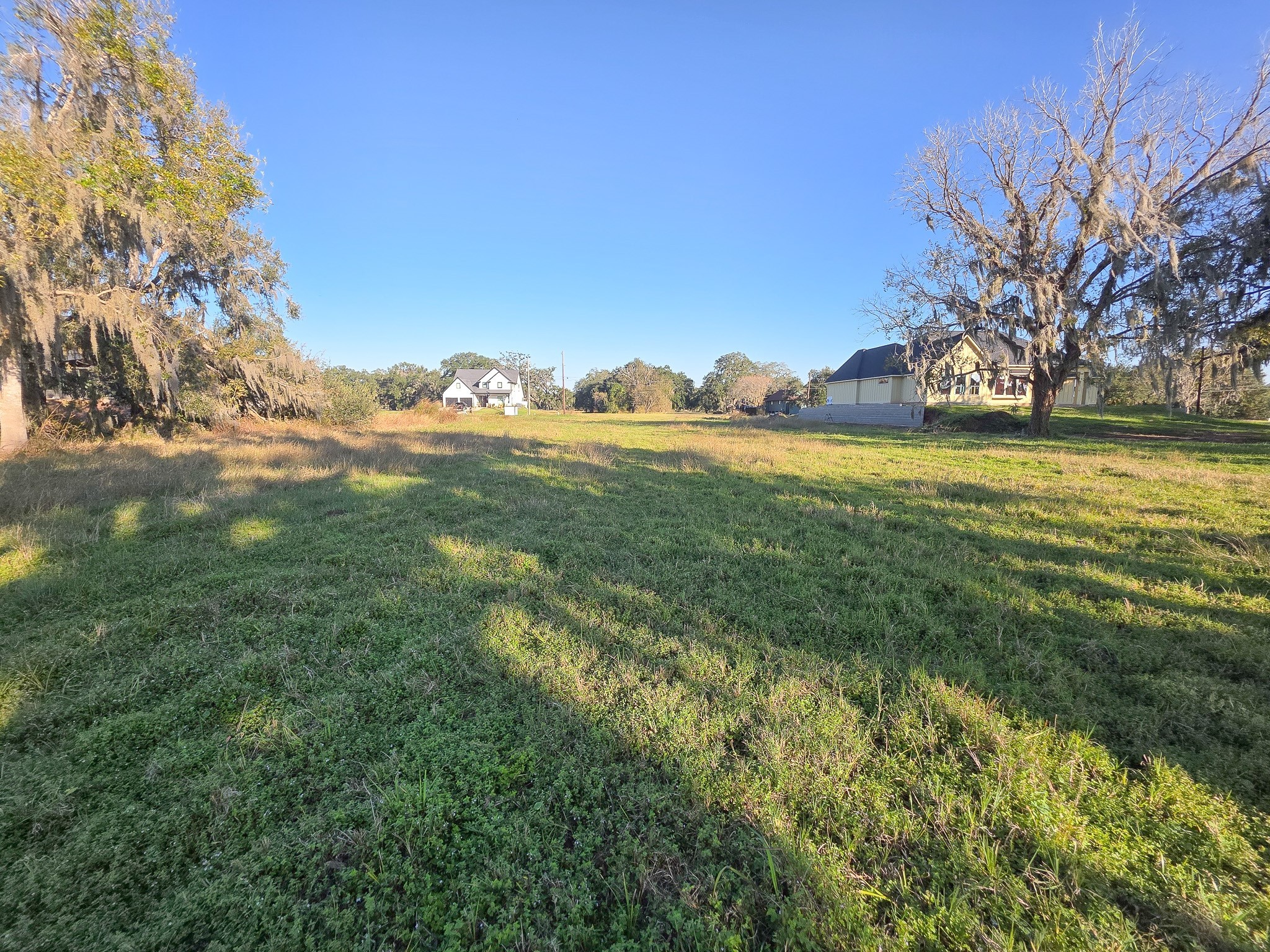 220 Pony Trail Angleton, TX 77515 - Photo 2 of 6 a view of an ocean from a yard