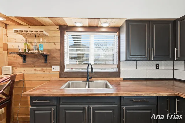 $240,000 | 3755 Jefferson Avenue Southeast, Wyoming, MI 49548