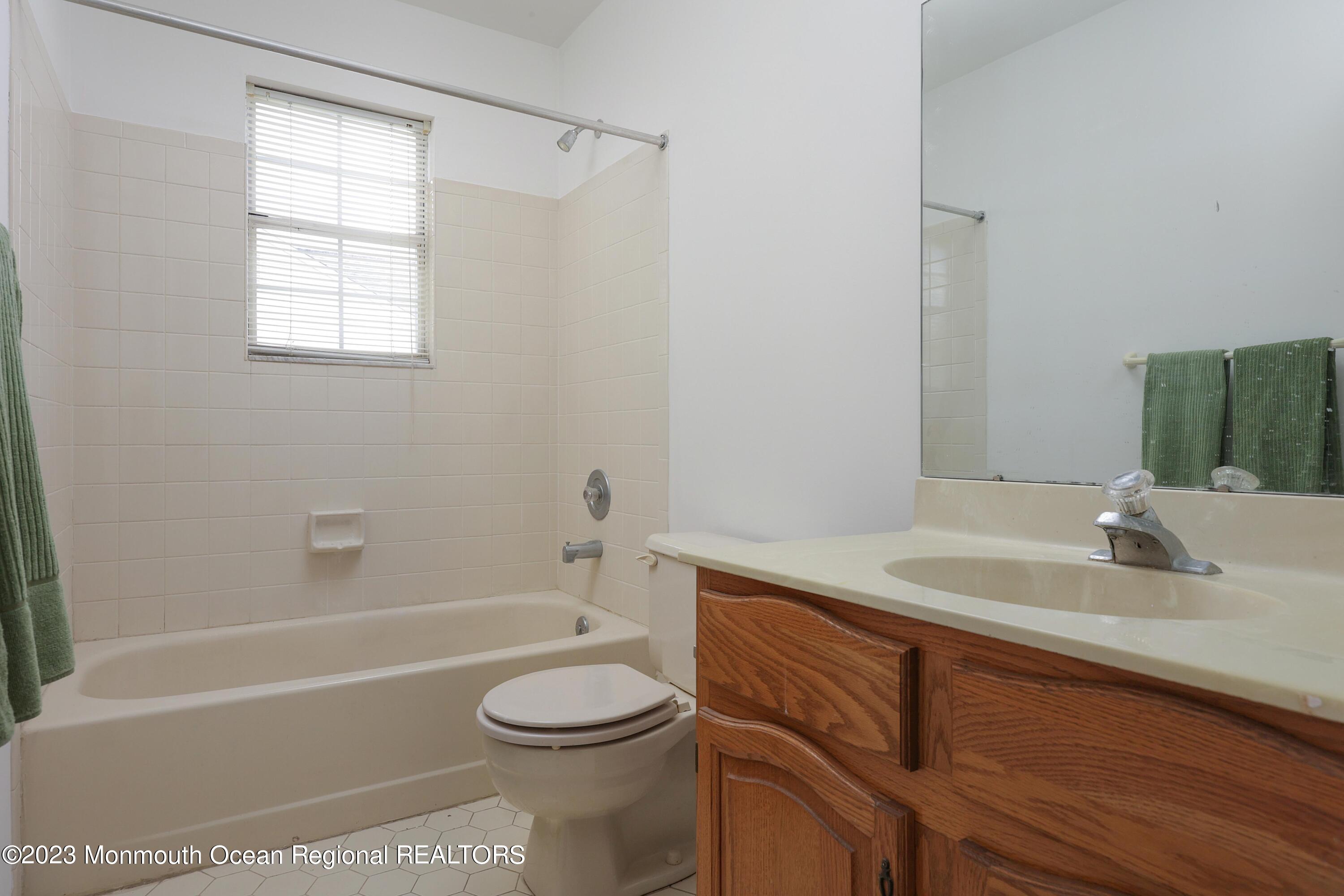 5 Greenfield Road Manalapan, NJ 07726 - Photo 22 of 30 Full Bathroom