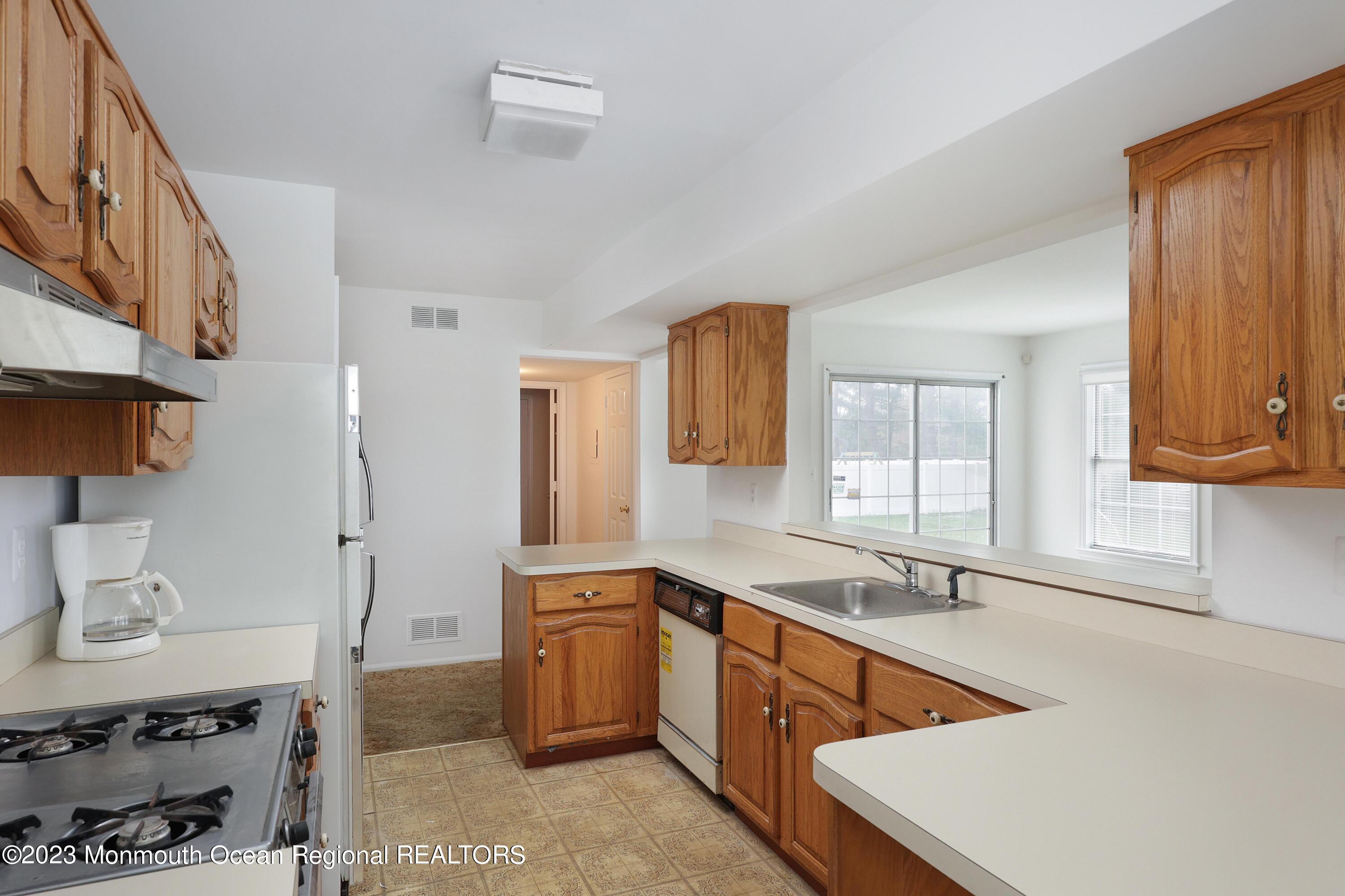 5 Greenfield Road Manalapan, NJ 07726 - Photo 5 of 30 Spacious Eat-in Kitchen