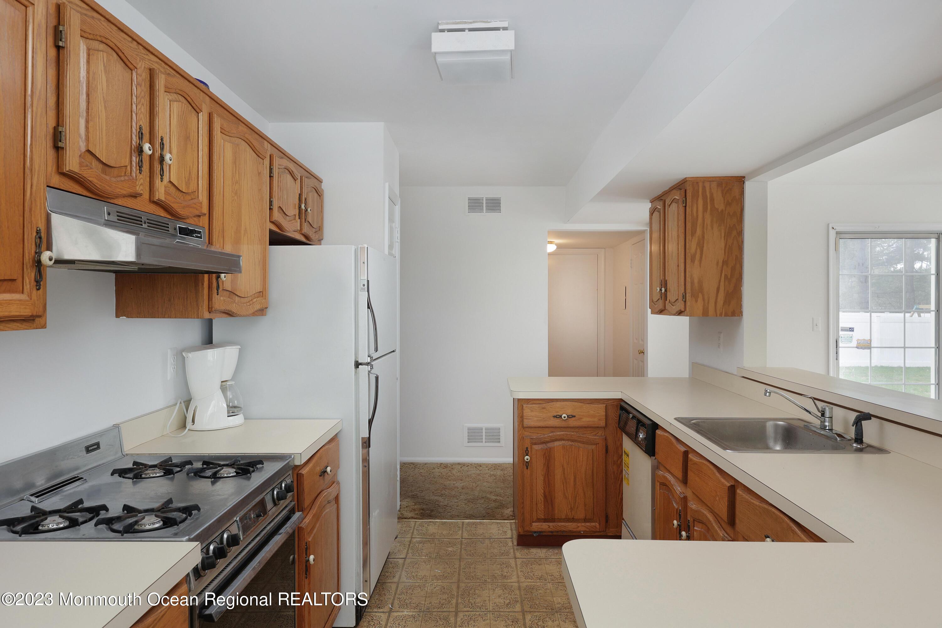 5 Greenfield Road Manalapan, NJ 07726 - Photo 8 of 30 Spacious Eat-in Kitchen