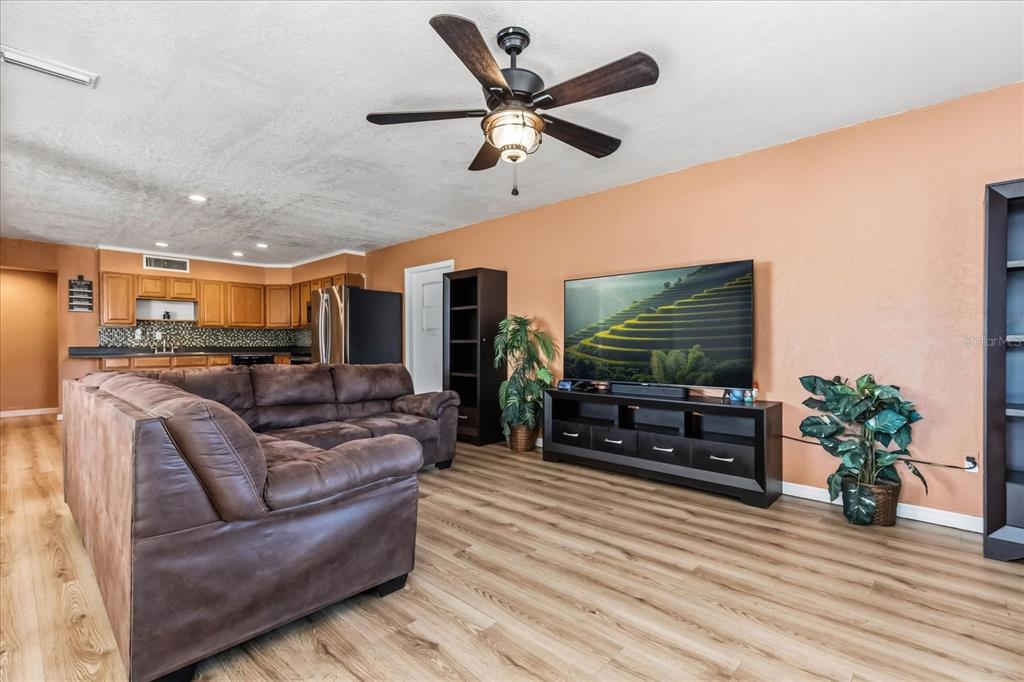 39560 Meadowood Loop Zephyrhills, FL 33542 - Photo 2 of 24