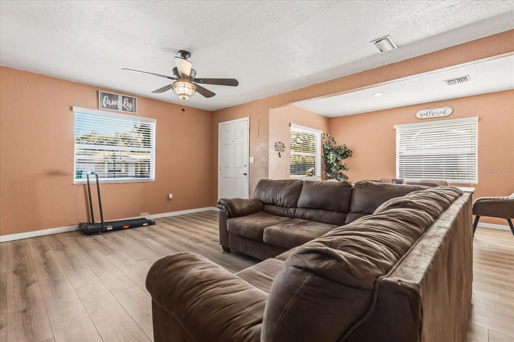 39560 Meadowood Loop Zephyrhills, FL 33542 - Photo 3 of 24