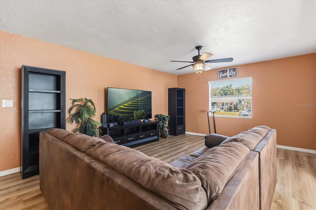 39560 Meadowood Loop Zephyrhills, FL 33542 - Photo 5 of 24