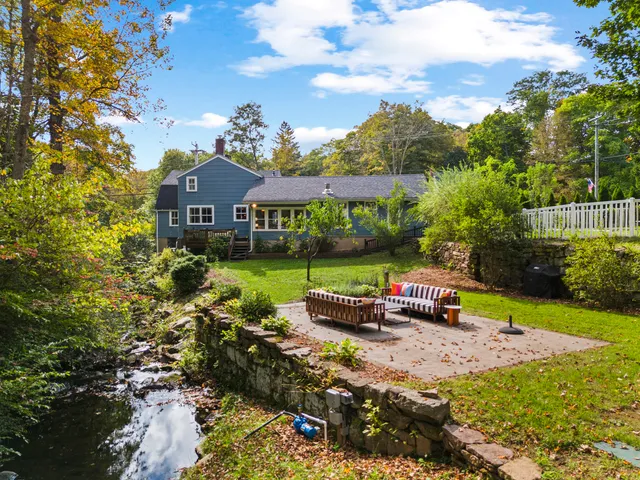 a view of yard with green space