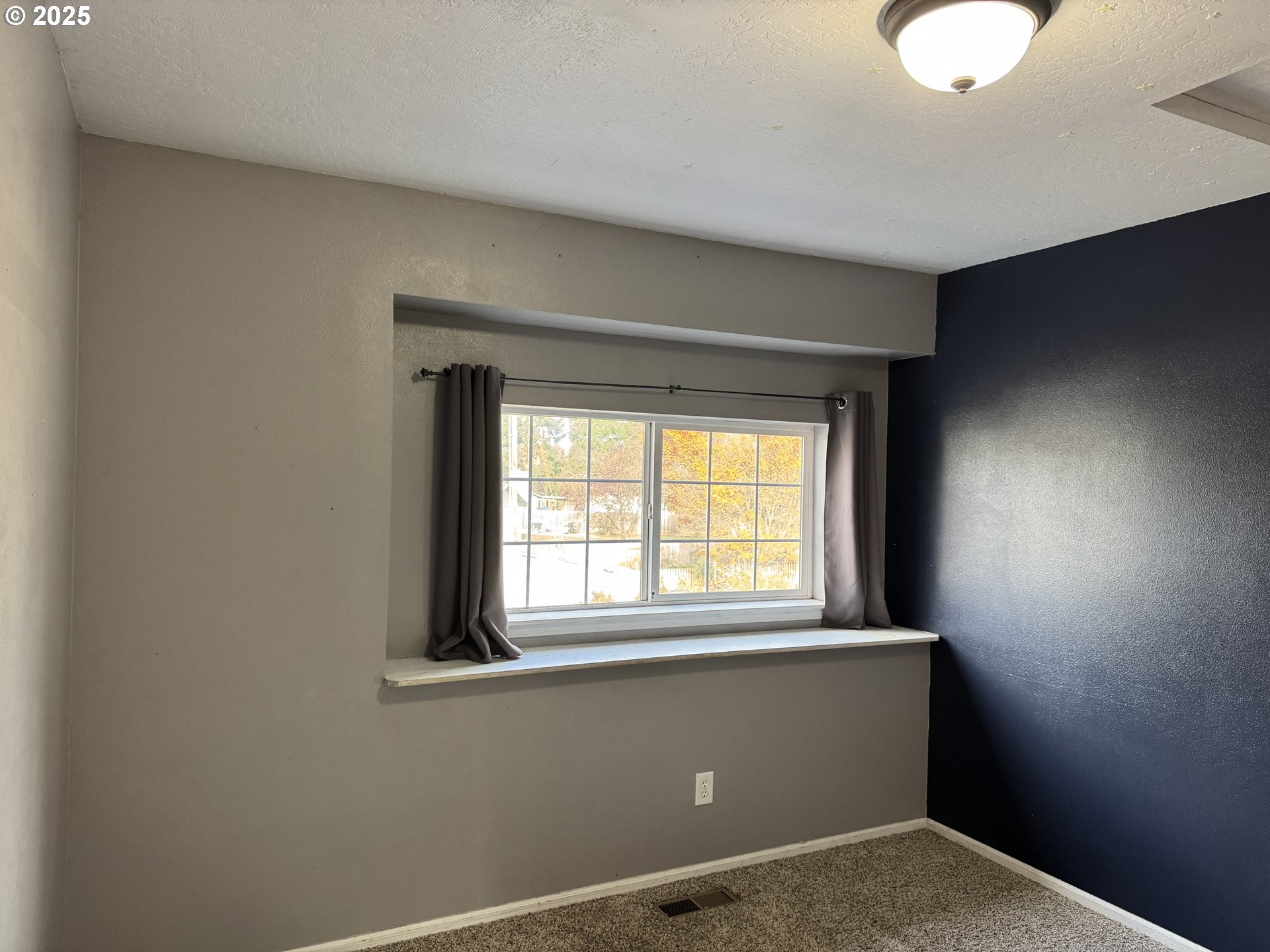 4015 Scenic Drive, Unit 4027 Eugene, OR 97404 - Photo 16 of 26 a view of an empty room with a window