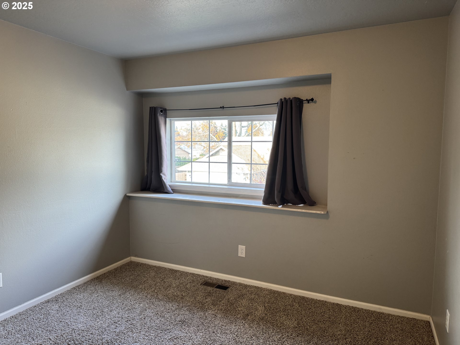 4015 Scenic Drive, Unit 4027 Eugene, OR 97404 - Photo 18 of 26 an empty room with a window