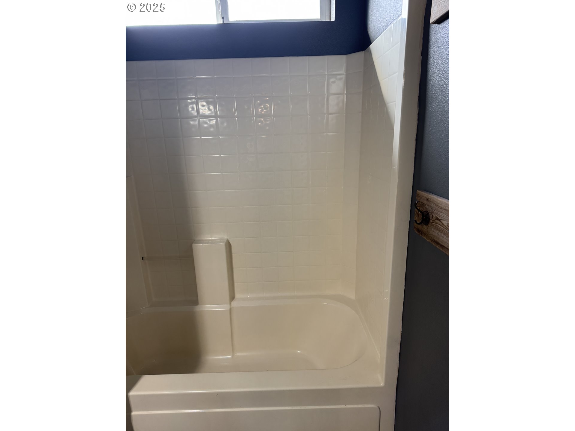 4015 Scenic Drive, Unit 4027 Eugene, OR 97404 - Photo 21 of 26 a bathroom with a bathtub