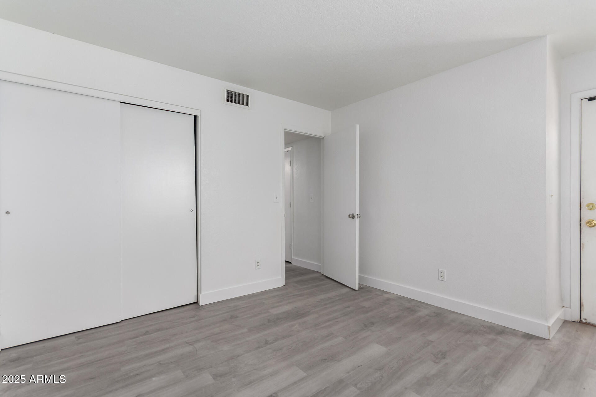 4162 East Wayland Road Phoenix, AZ 85040 - Photo 20 of 36 a view of an empty room