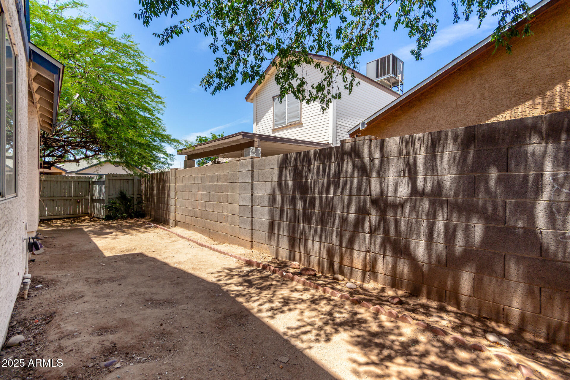 4162 East Wayland Road Phoenix, AZ 85040 - Photo 22 of 36 a view of a backyard of the house
