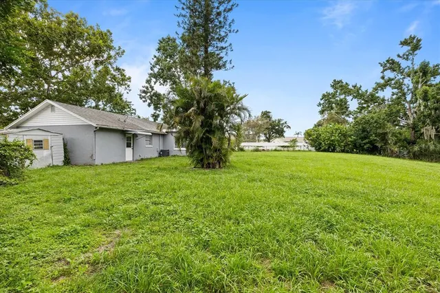 a view of a house with backyard and garden