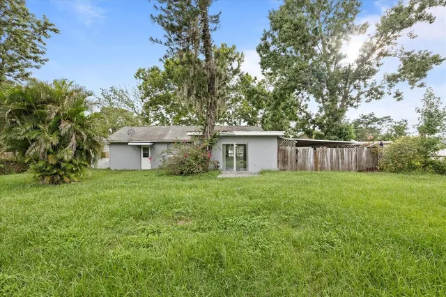 a view of a house with backyard and garden