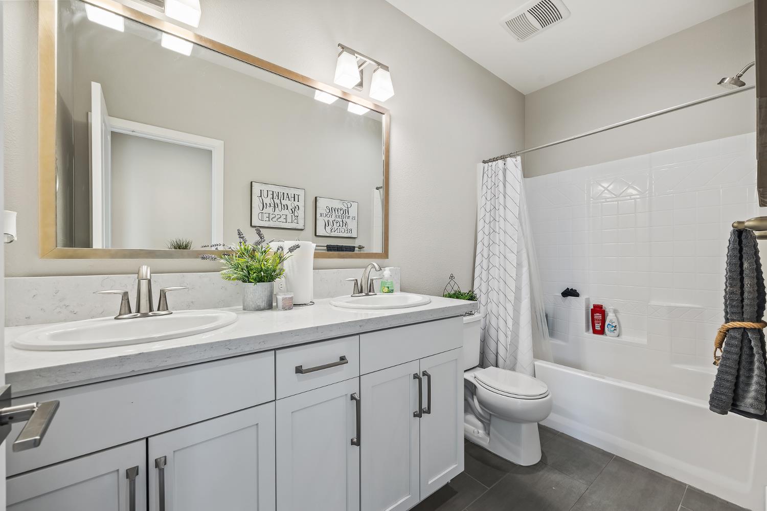 4342 Oak Knoll Road Madera, CA 93636 - Photo 21 of 27 Upstairs full bathroom
