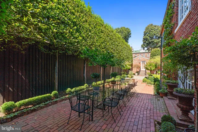 a view of backyard with sitting area and garden
