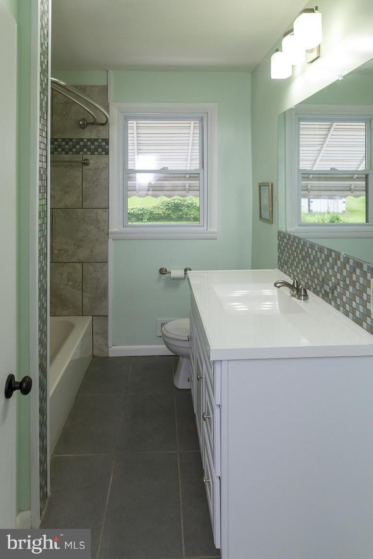 2426 Lakewood Road Baltimore, MD 21234 - Photo 11 of 28 Bath