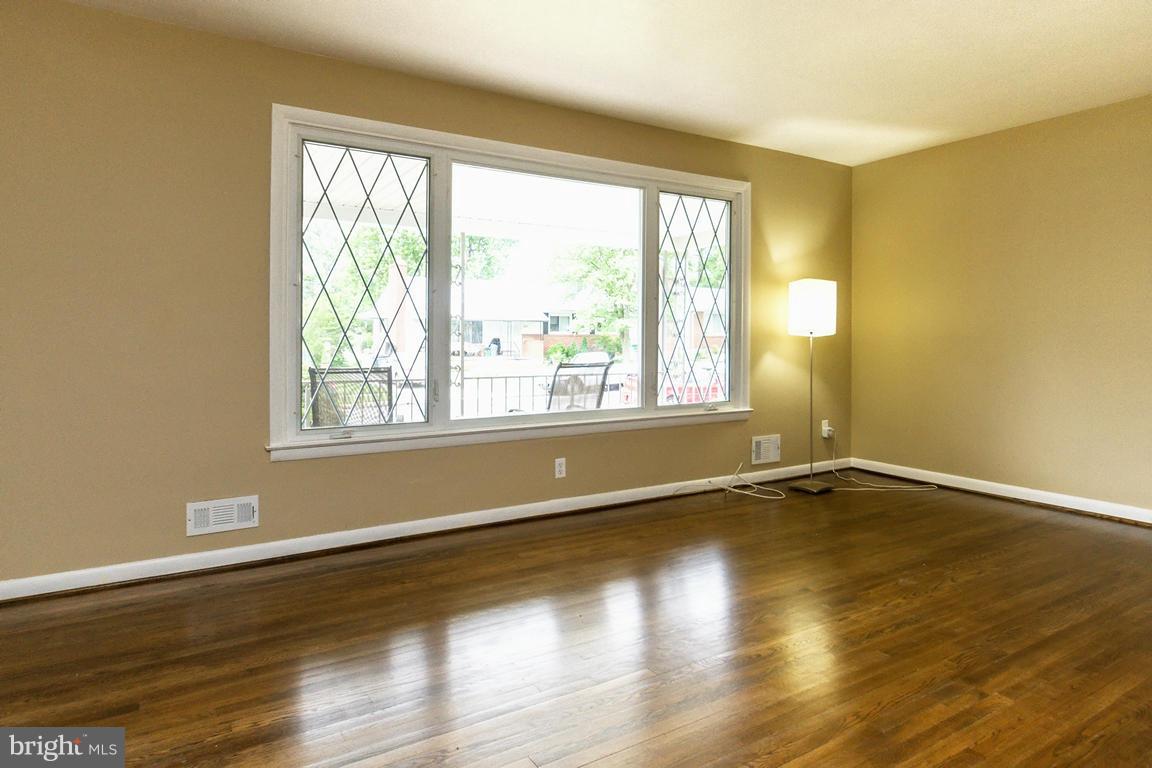 2426 Lakewood Road Baltimore, MD 21234 - Photo 4 of 28 Living Room