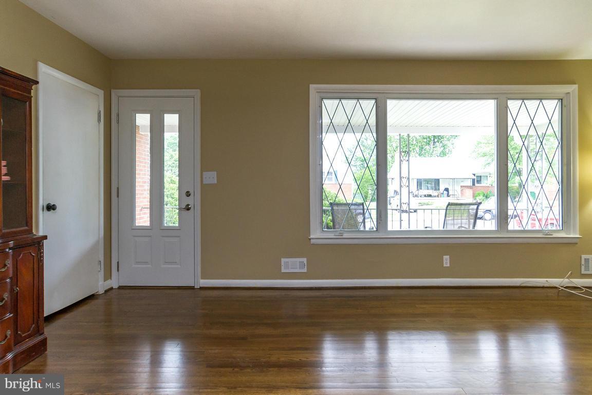 2426 Lakewood Road Baltimore, MD 21234 - Photo 6 of 28 Living Room
