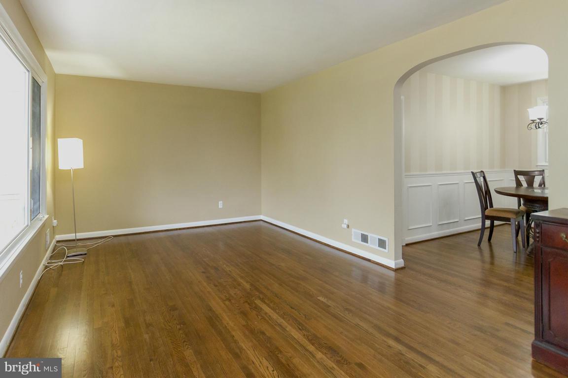2426 Lakewood Road Baltimore, MD 21234 - Photo 7 of 28 Living Room