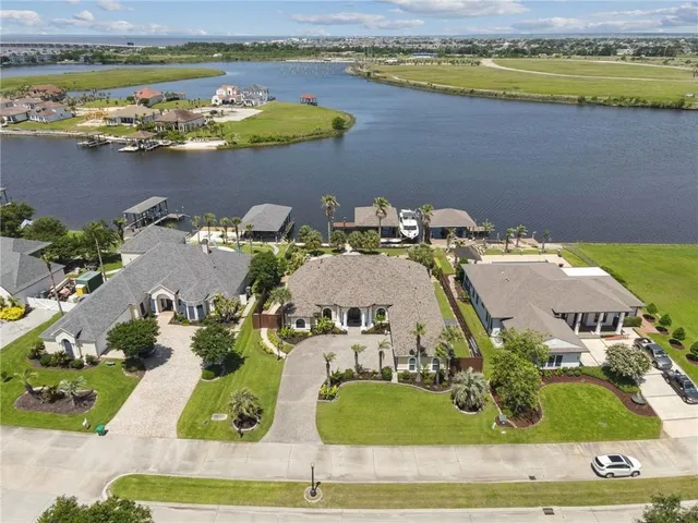 $920,000 | 2097 Lakeshore Boulevard, Slidell, LA 70461