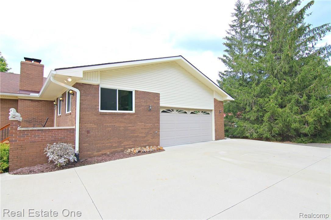 3450 Saddle Ridge Highland, MI 48357 - Photo 36 of 40 Saddle Ridge Garage.jpg