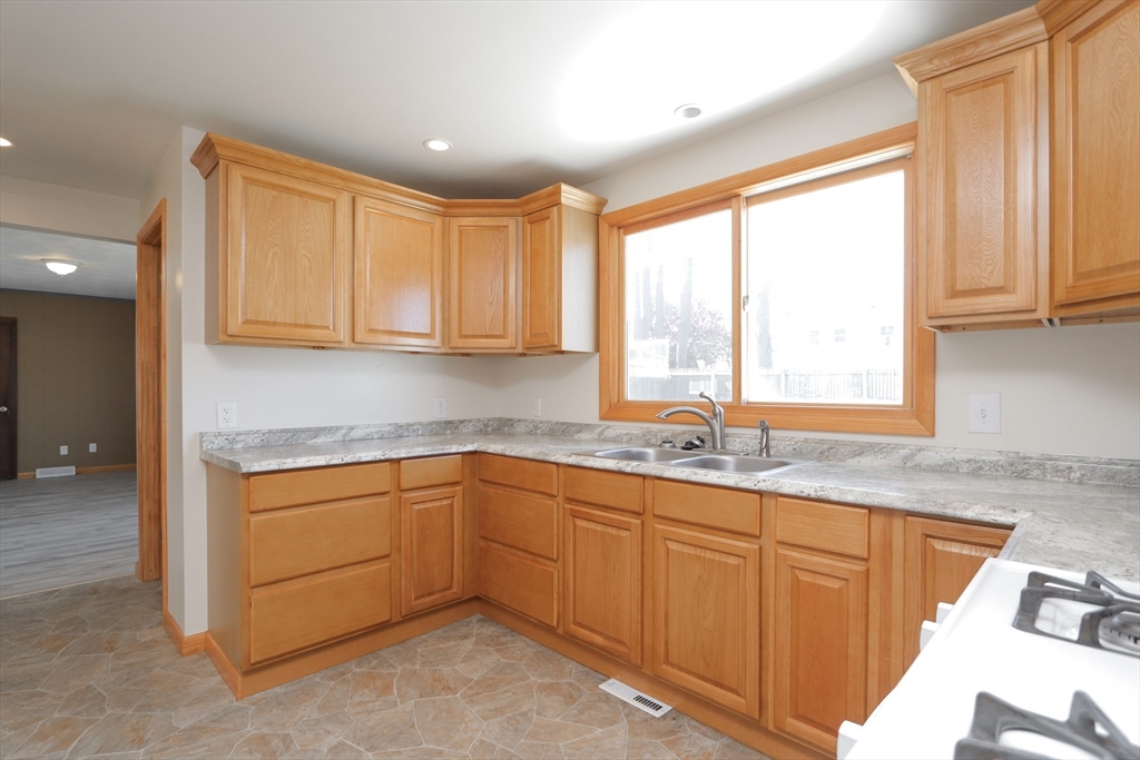 154 Laconia Street Springfield, MA 01129 - Photo 12 of 38 Gallery Image 12