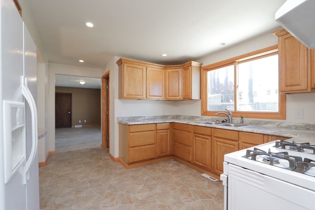 154 Laconia Street Springfield, MA 01129 - Photo 8 of 38 Gallery Image 8