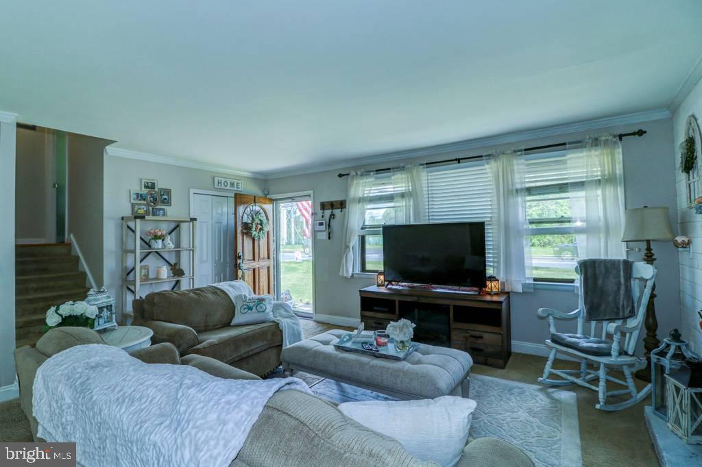 490 Oakland Road Woodbury, NJ 08096 - Photo 5 of 29 Very bright and well maintained