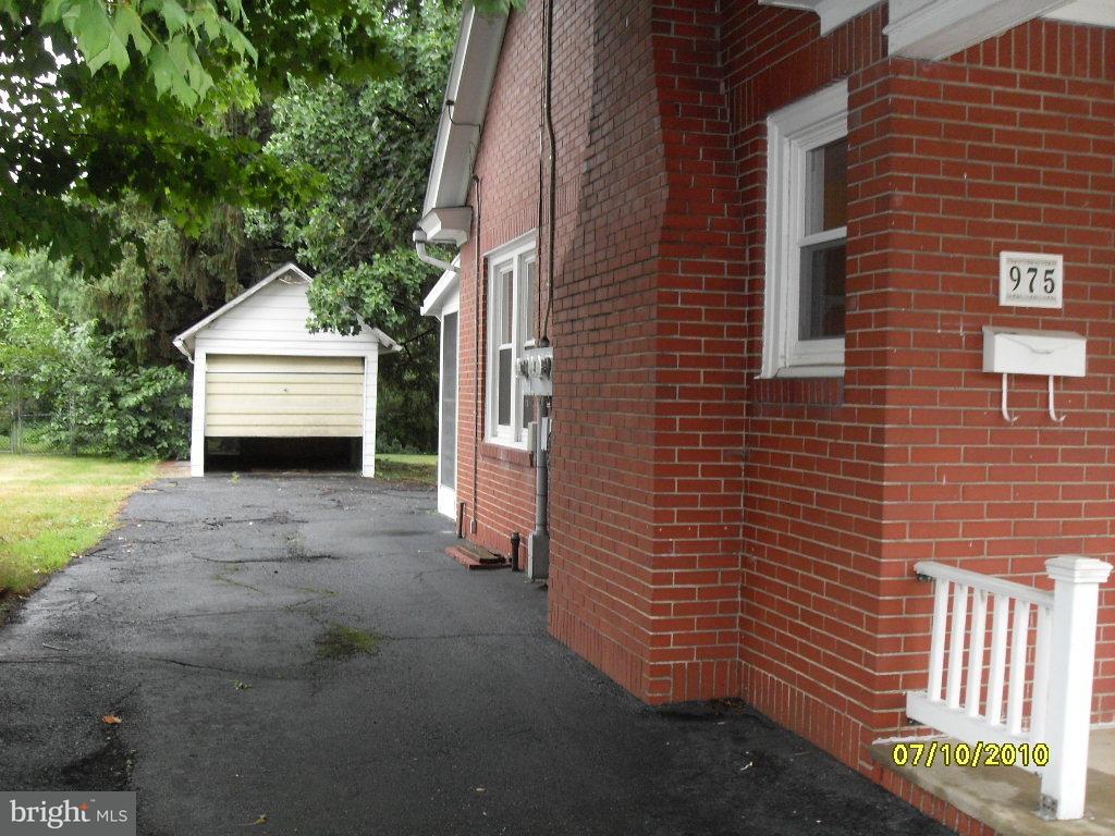 975 Quentin Road Lebanon, PA 17042 - Photo 2 of 12 Gallery Image 2