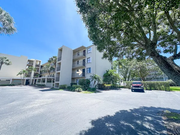 $200,000 | 890 North Federal Highway, Unit 205, Lantana, FL 33462