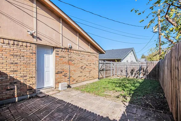 a view of a back yard of the house