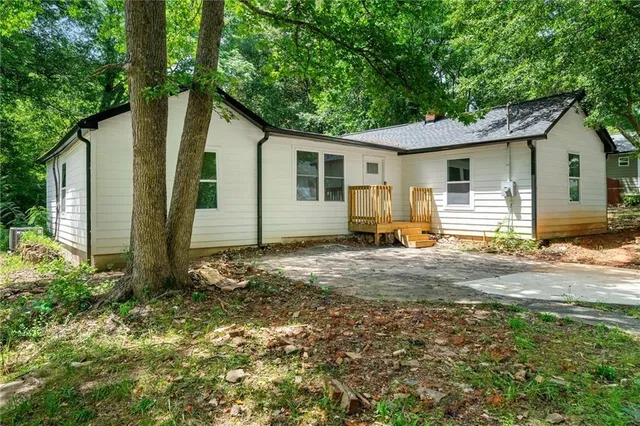a view of a house with a yard