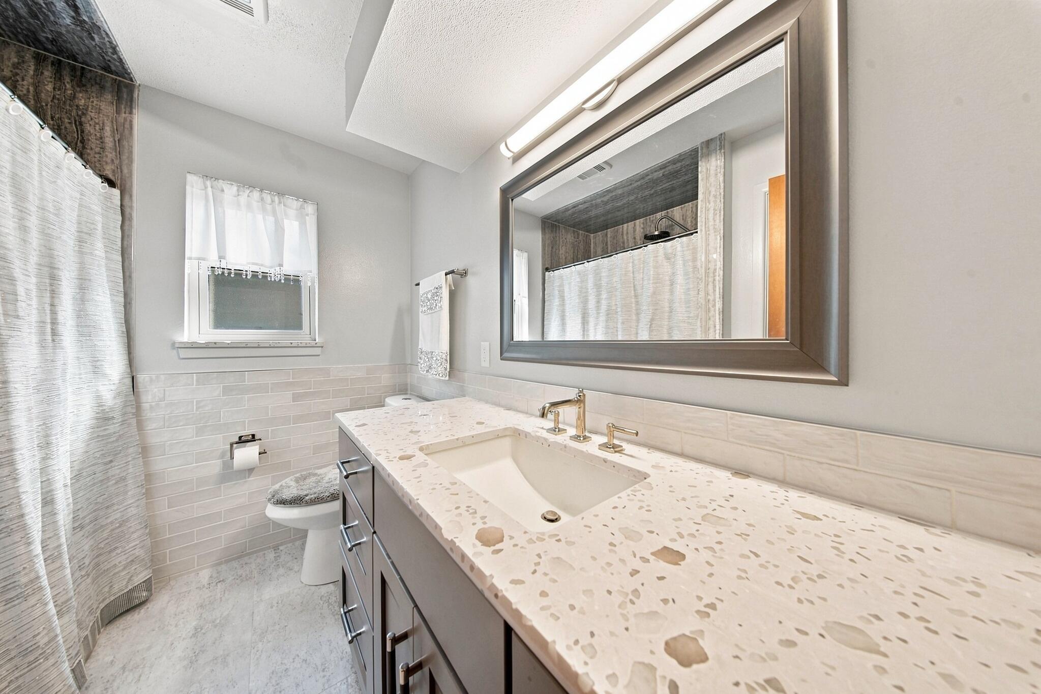 9901 Beloit Road Milwaukee, WI 53227 - Photo 23 of 42 23_Full_Bathroom_View_2