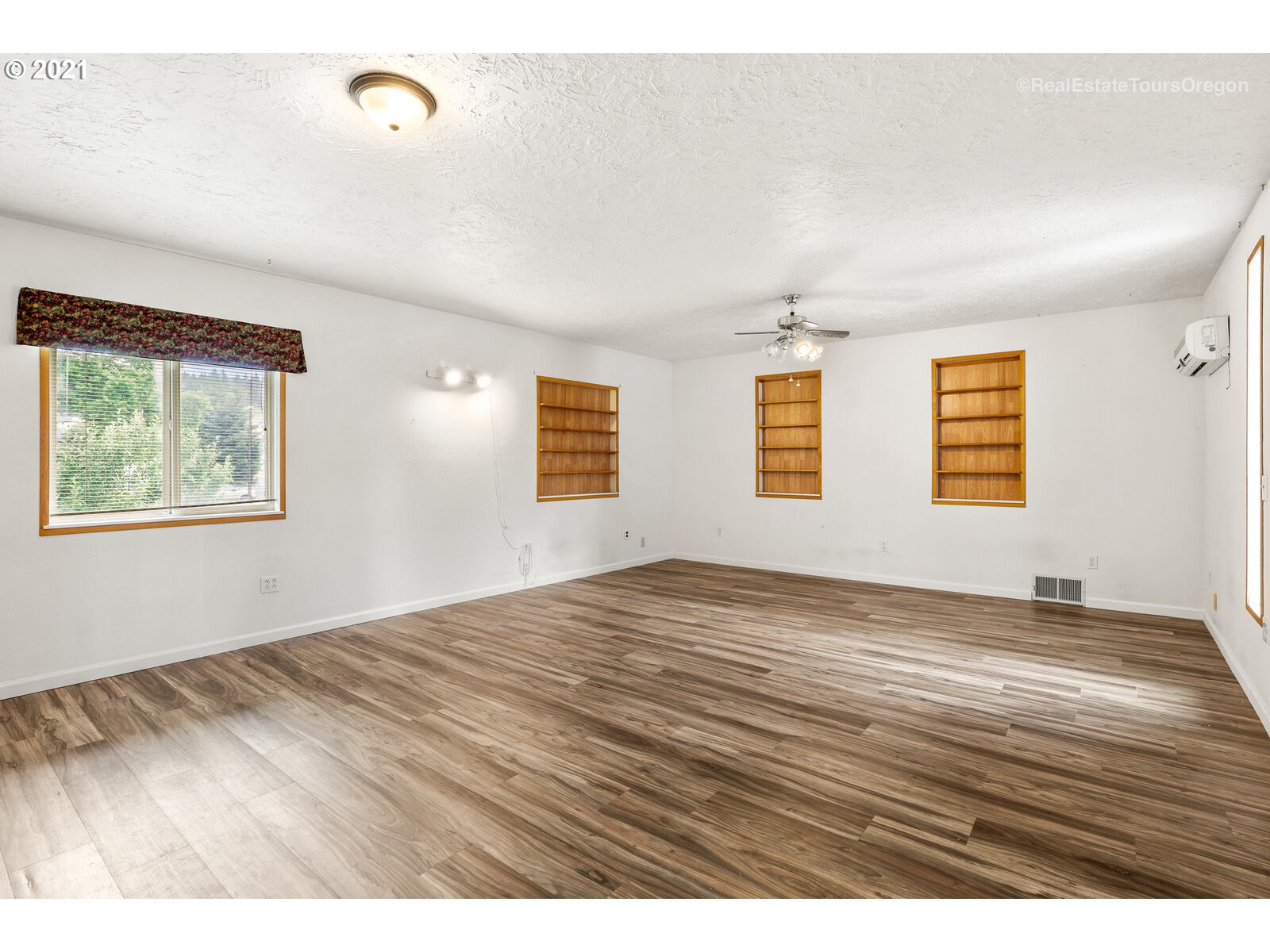 39335 Southwest Laurelwood Road Gaston, OR 97119 - Photo 17 of 32 Gallery Image 17