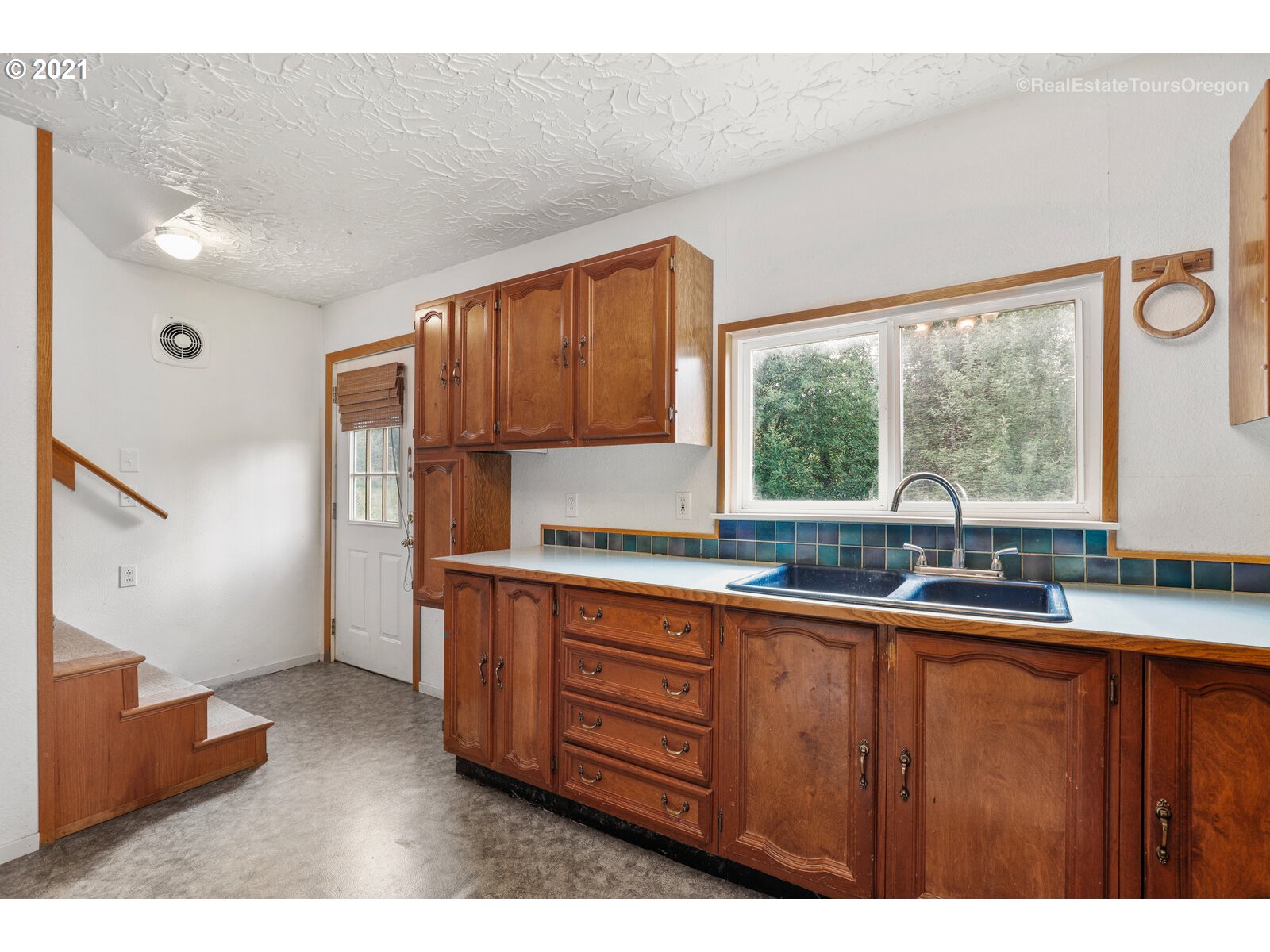 39335 Southwest Laurelwood Road Gaston, OR 97119 - Photo 7 of 32 Gallery Image 7
