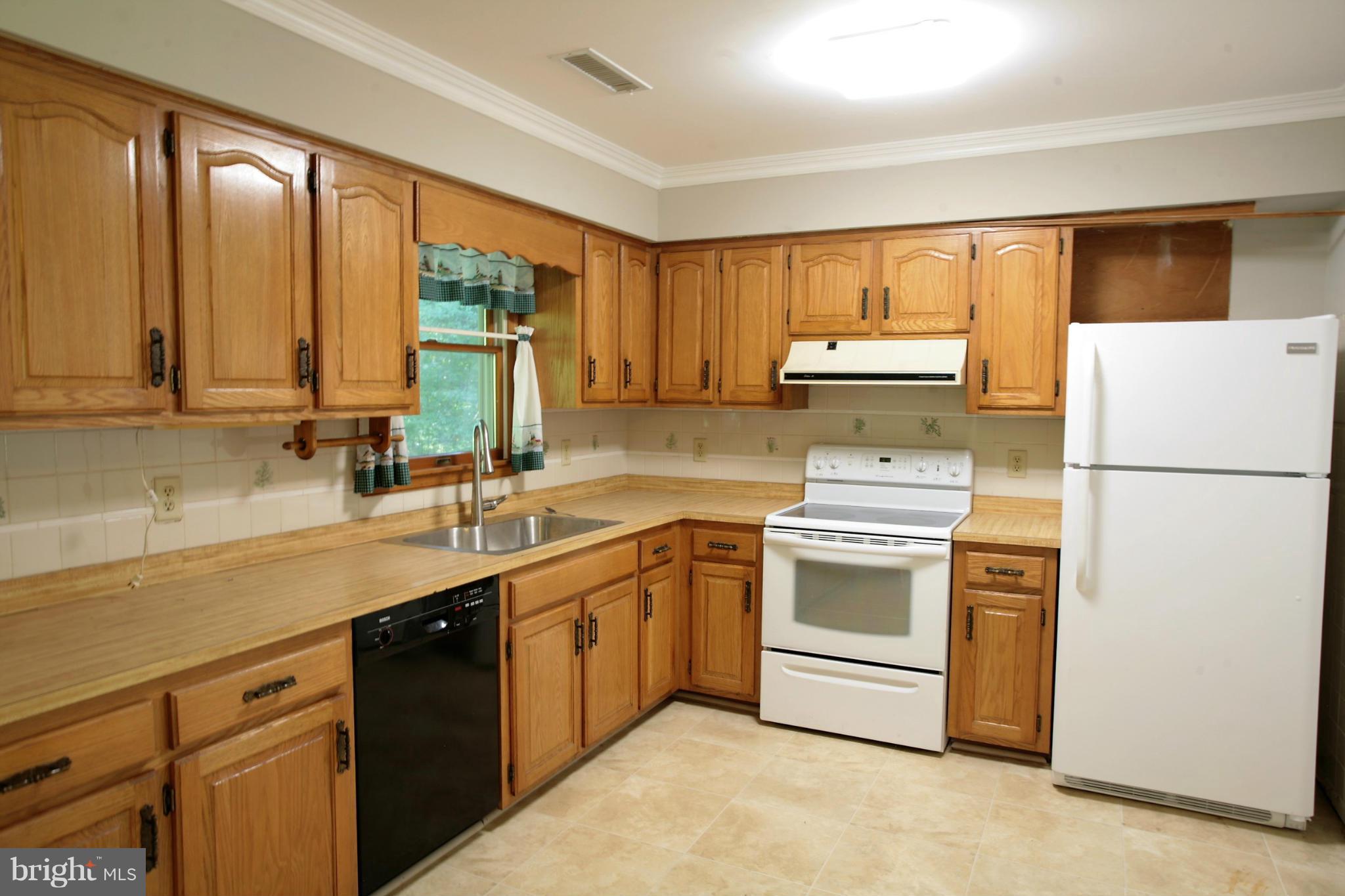 14612 Fox Chase Circle Ridgely, MD 21660 - Photo 3 of 13 Kitchen
