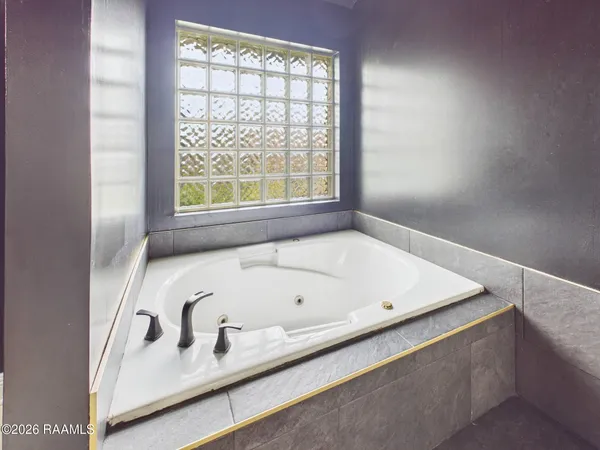 $2,400 | 430 Planters Row, Lafayette, LA 70508